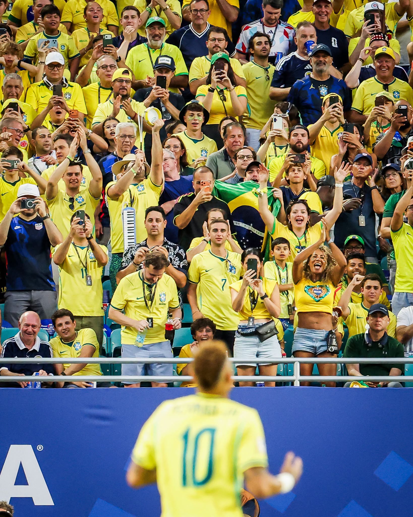 Cả khán đài chú ý vào Neymar 