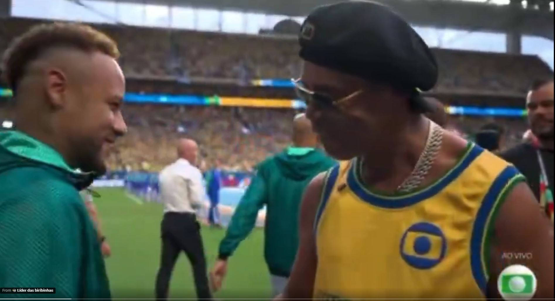 Ronaldinho ôm Neymar (Ảnh: X)