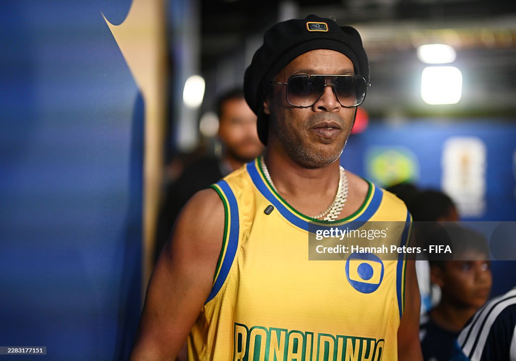 Ronaldinho xuất hiện cổ vũ các đàn em (Ảnh: Getty)