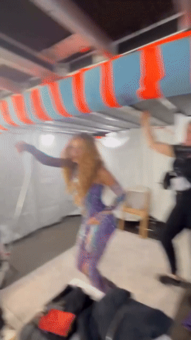 Video: Shakira bỏ quên hình tượng, lắc hông 