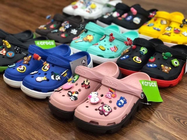Vì sao Crocs lại đắt gấp 3-5 lần dép sục thông thường?