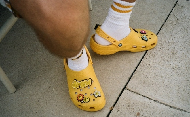 Vì sao Crocs lại đắt gấp 3-5 lần dép sục thông thường?