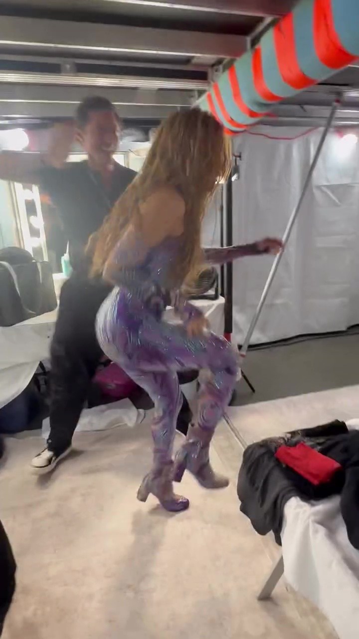 Video: Shakira bỏ quên hình tượng, lắc hông 