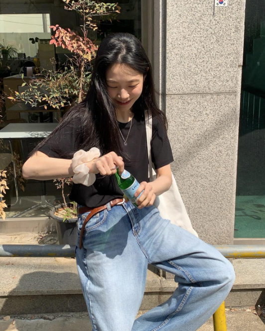 Tôi tưởng áo phông đen nhàm chán, cho đến khi nhìn thấy gái Hàn mặc