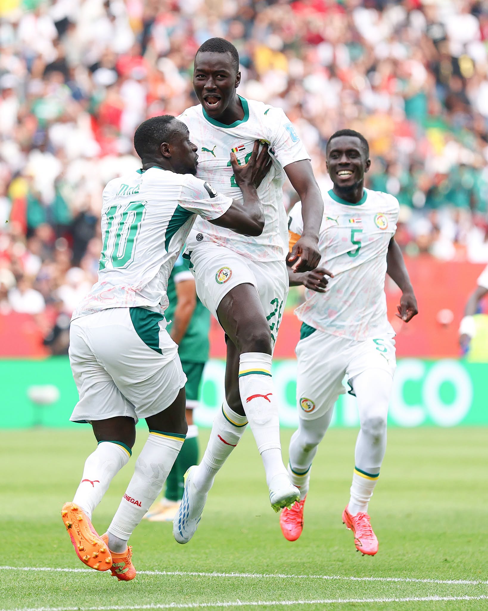 Chiến thắng giúp họ gần như chắc suất đi tiếp (Ảnh: BR Football)