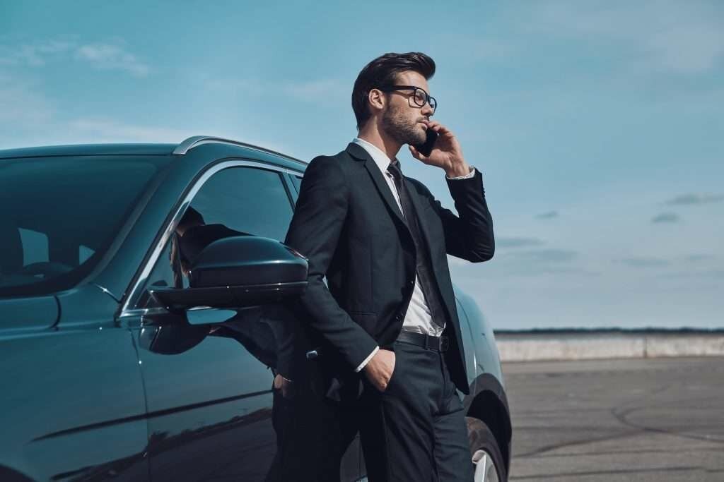 Vì sao đàn ông khí chất luôn úp điện thoại?