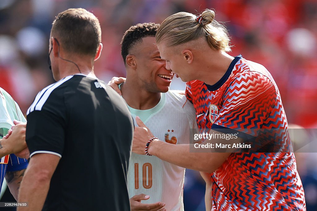 Mbappe gặp gỡ Haaland trước trận (Ảnh: Getty)