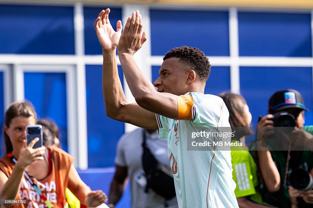 Mbappe rời sân chuẩn bị cho vòng đấu 32 đội (Ảnh: Getty)