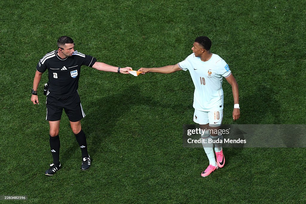 Mbappe tháo băng đội trưởng đưa trọng tài nhờ đưa cho đồng đội tuyển Pháp trên sân (Ảnh: Getty)