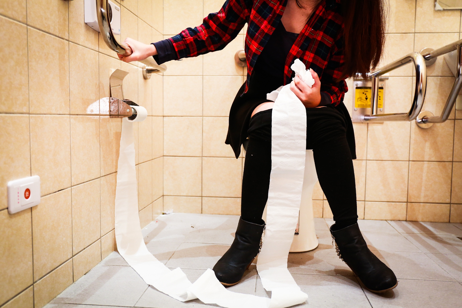 Đừng chủ quan với những bất thường tiêu hoán như táo bón kéo dài hay ăn ít đã no (Ảnh minh họa)