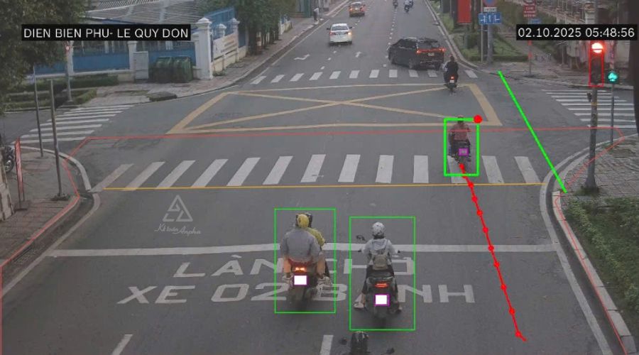 Camera AI ghi nhận hình ảnh xe máy vượt vạch trắng khi đèn tín hiệu đã chuyển màu đỏ
