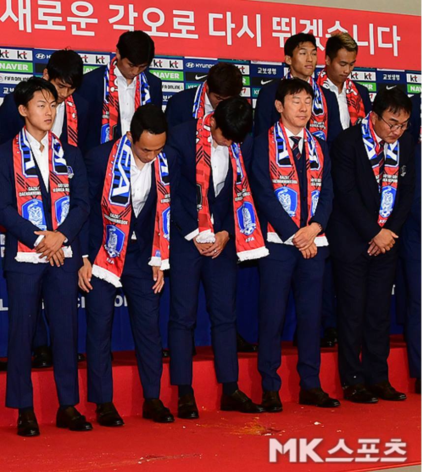 Tuyển Hàn Quốc từng bị ném trứng thối khi trở về từ World Cup (Ảnh: MK)