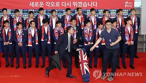 Cơn phẫn nộ từ CĐV Hàn Quốc khiến ĐT Hàn Quốc gặp sóng gió (Ảnh: Yonhap News)