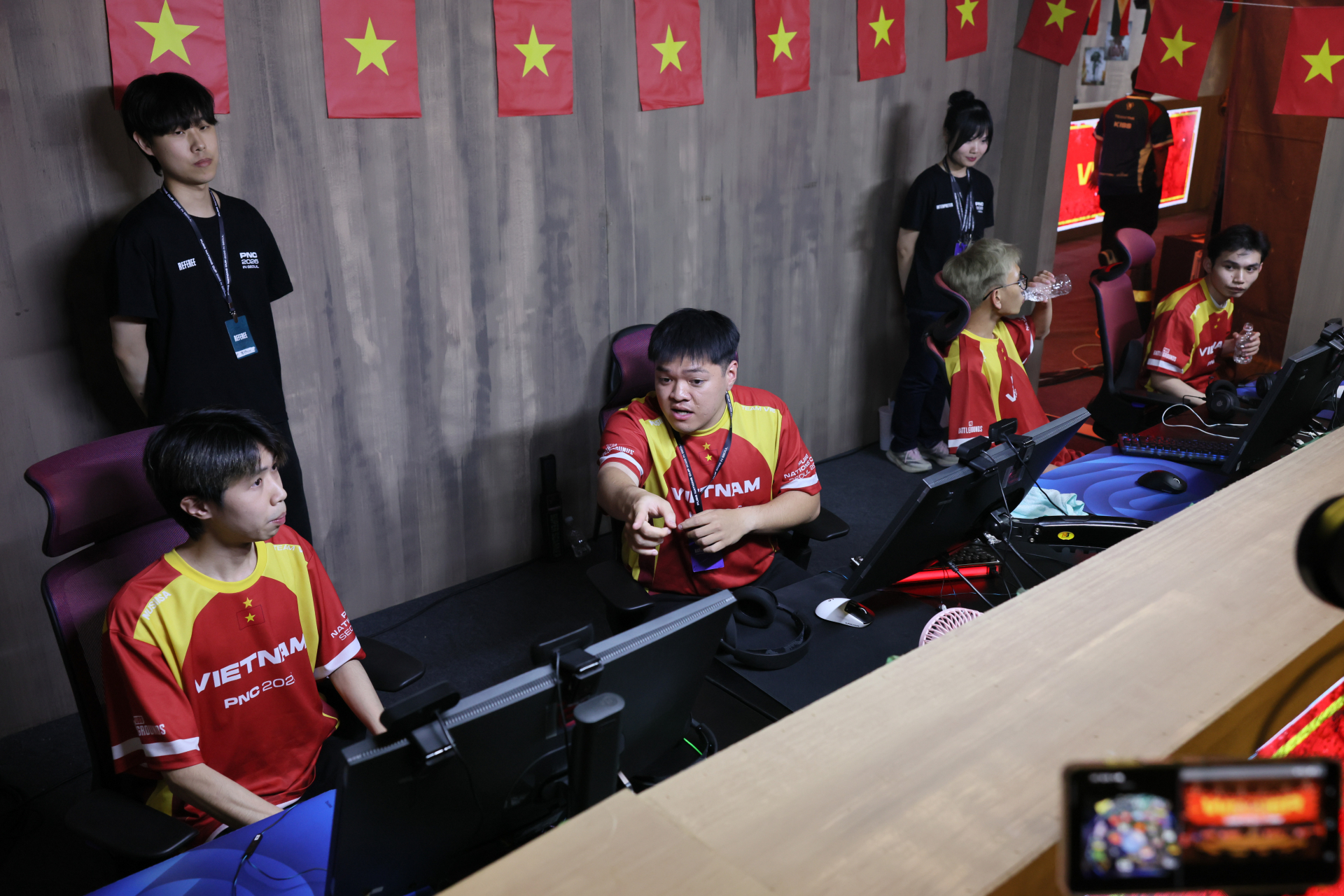 Các thành viên tuyển PUBG Việt Nam làm quen với thiết bị tại nhà thi đấu (Ảnh: KRAFTON)