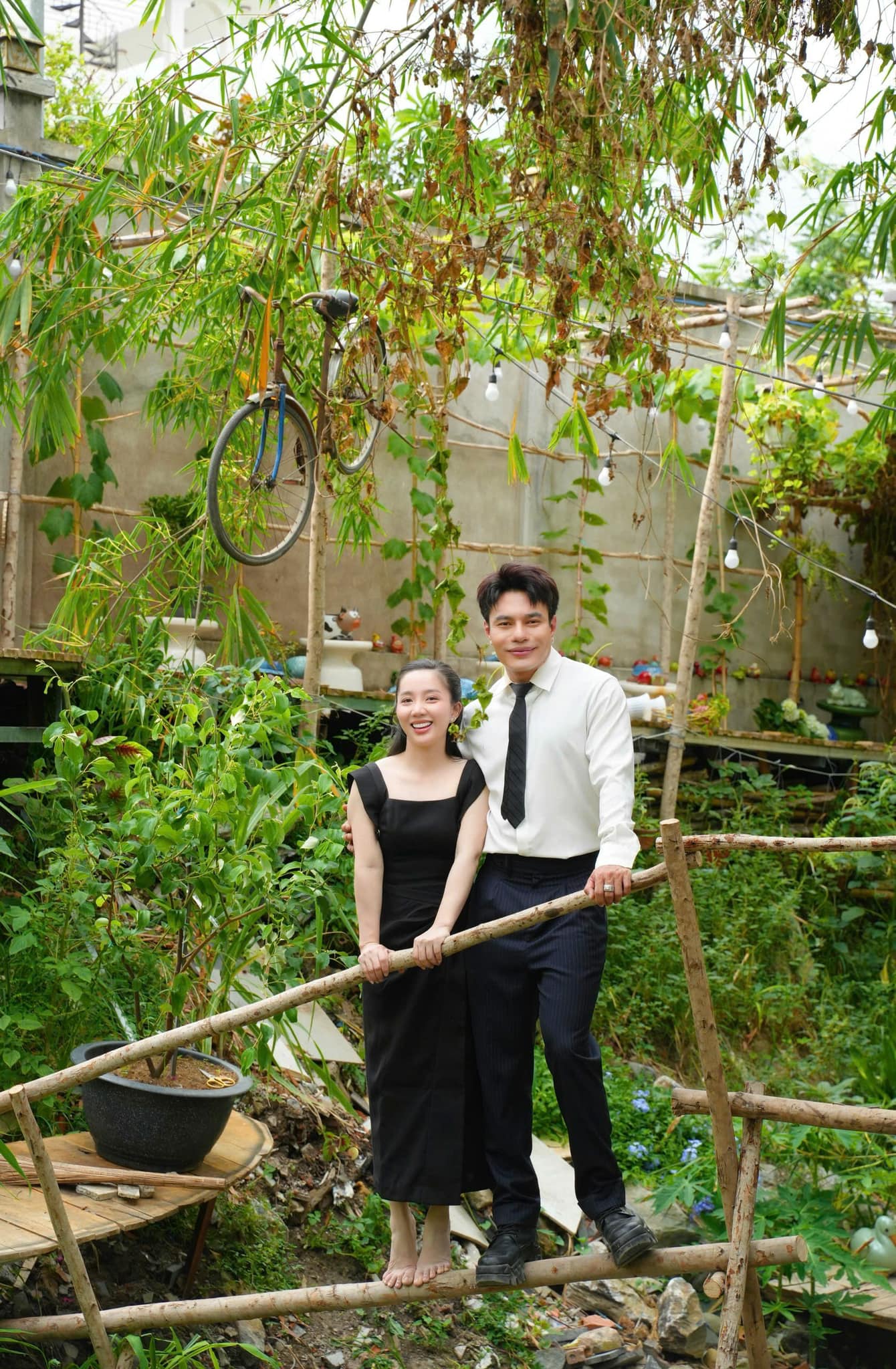 Khu vực con suối này tách biệt với căn biệt thự bề thế. Đây là nơi gia đình nam diễn viên thường tận dụng làm phim trường quay clip, livestream 
