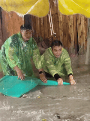 Nam diễn viên phải tự tay dọn dẹp, sắp xếp đồ khi dòng nước chảy siết 
