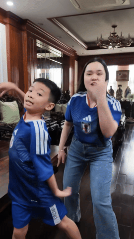 Quỳnh Anh nhảy tưng tưng cổ vũ Nhật Bản 