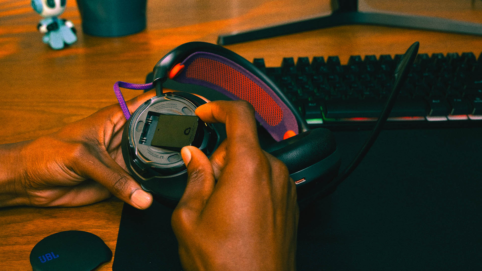 JBL ra mắt thế hệ tai nghe gaming mới: Âm thanh sống động, sở hữu tính năng pin thay nóng độc đáo
