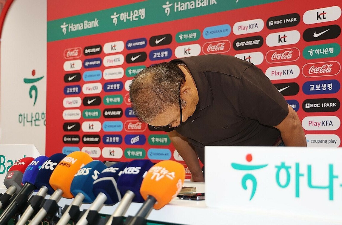 Ông Park Hang-seo cúi người xin lỗi (Ảnh: Yonhap)