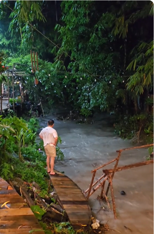 Thực tế, đây chính là con suối tự nhiên đặt ngay bên trong khuôn viên biệt thự của Lê Dương Bảo Lâm