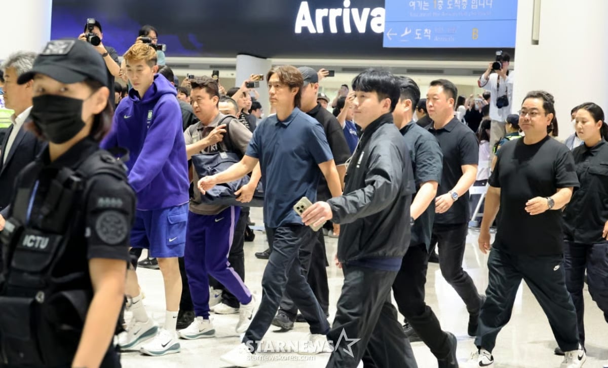 Hàng rào an ninh được huy động để bảo vệ ĐT Hàn Quốc (Ảnh: StarNews)