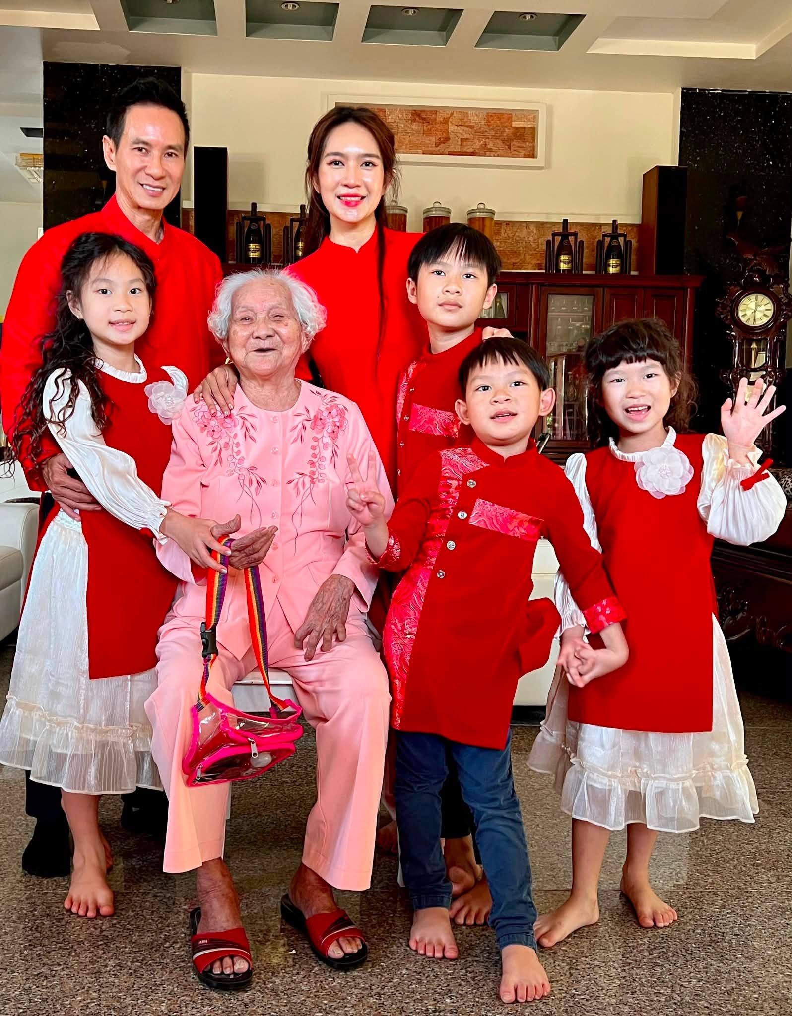 Sinh thời, mẹ của Lý Hải thường họp mặt bên con cháu, dành sự yêu thương cho mọi thành viên trong nhà