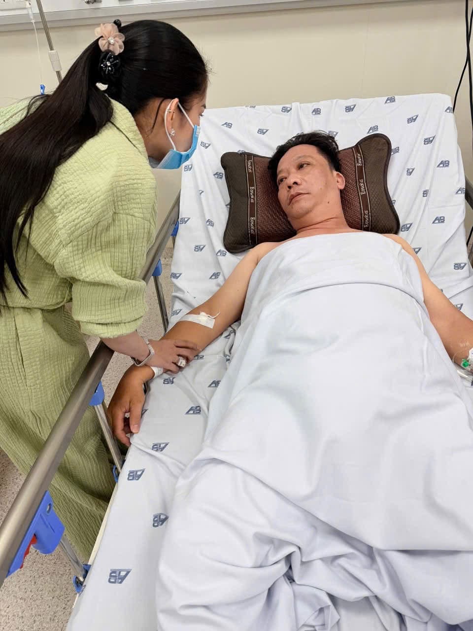 Bình Tinh đã đến bệnh viện để thăm hỏi nghệ sĩ Minh Hoà