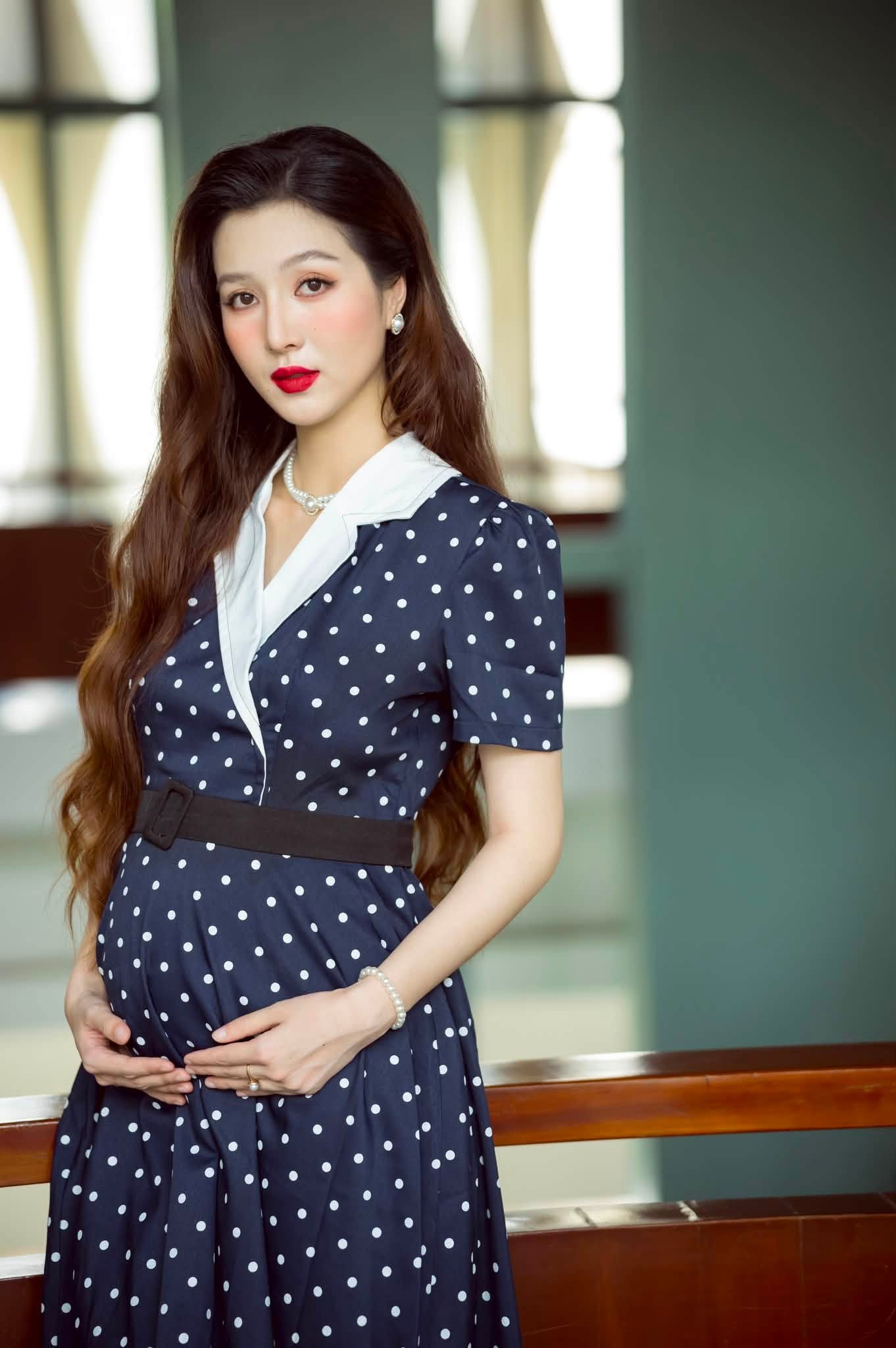 Nhan sắc ấn tượng của vợ kém 17 tuổi của Hồ Quang Hiếu khi bầu bí