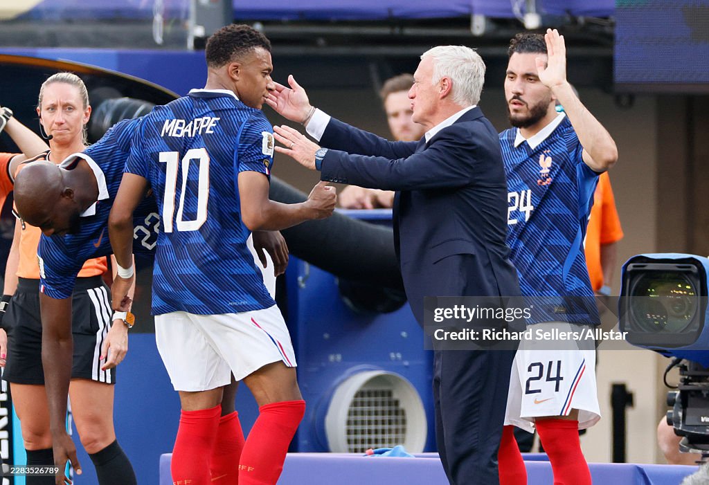 Cái ôm của ông Deschamps dành cho trò cưng (Ảnh: Getty)