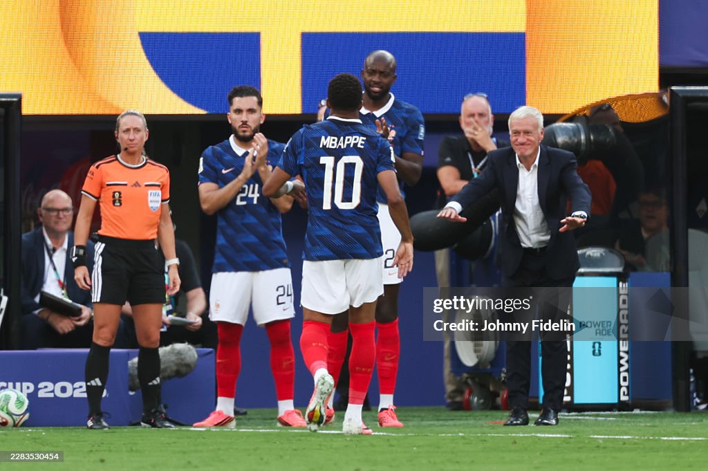 Deschamps ngả mũ trước chính học trò của mình (Ảnh: Getty)