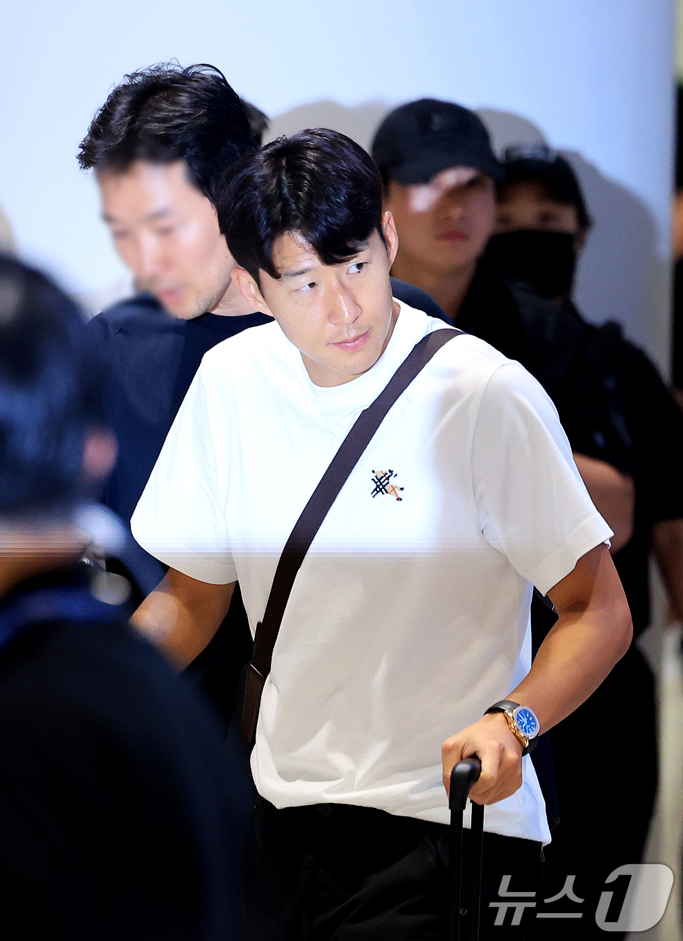 Son Heung-min liên tục cúi người đáp lại người hâm mộ