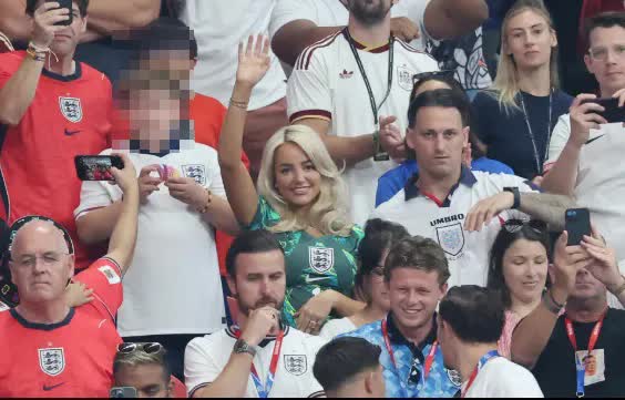 Vợ của Jordan Pickford, Megan, vẫy tay từ khán đài (Ảnh: World Cup 2026 News Pool)