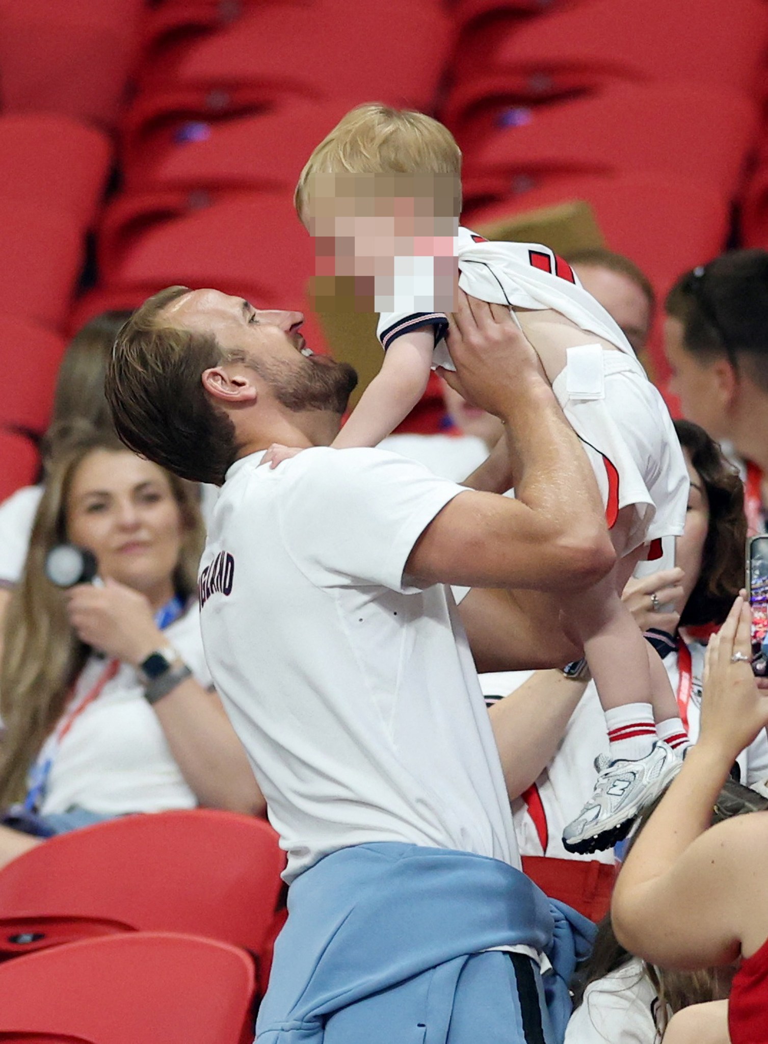 Kane bế con lên ăn mừng (Ảnh: Reuters)