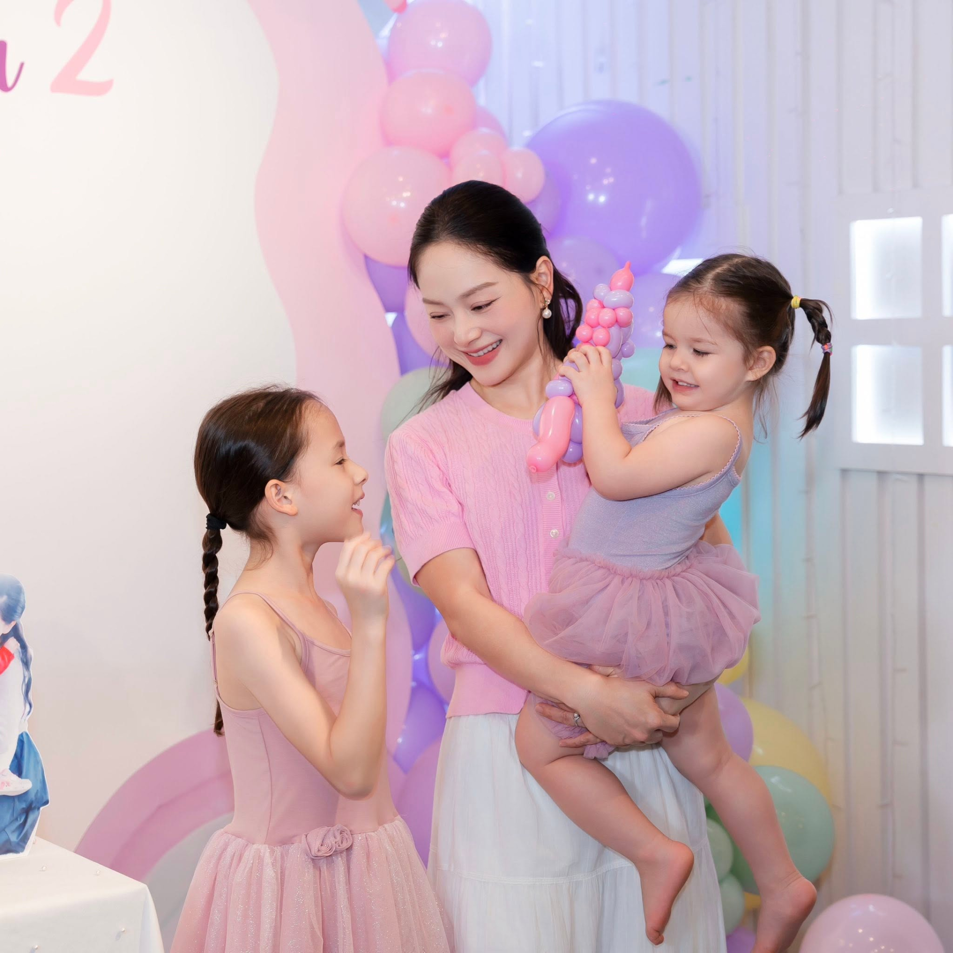 Lan Phương cho thấy tinh thần tích cực, vui vẻ bên các con