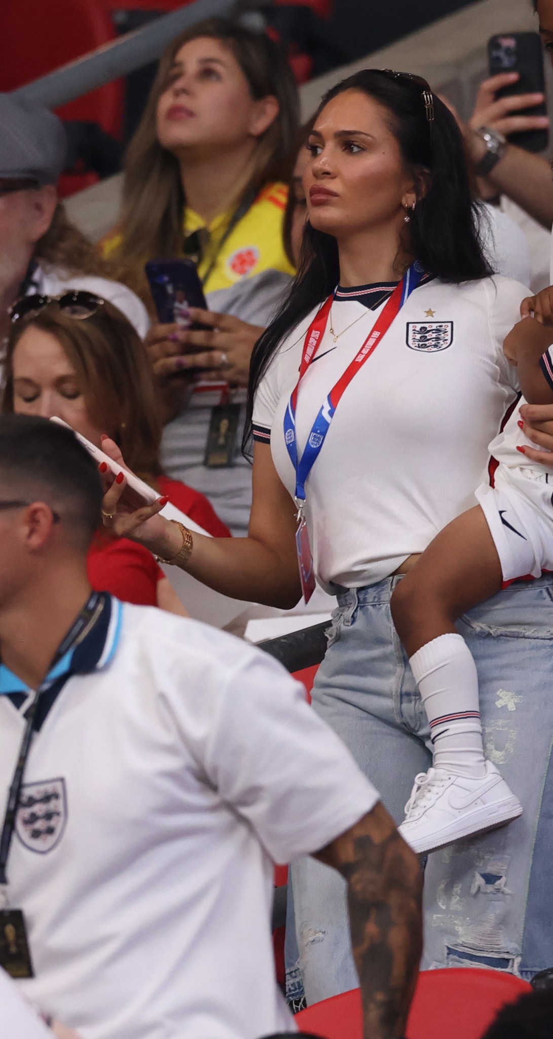 Katie Bio - vợ của Ivan Toney mặc áo đội tuyển Anh bế con đến cổ vũ (Ảnh: World Cup 2026 News Pool)