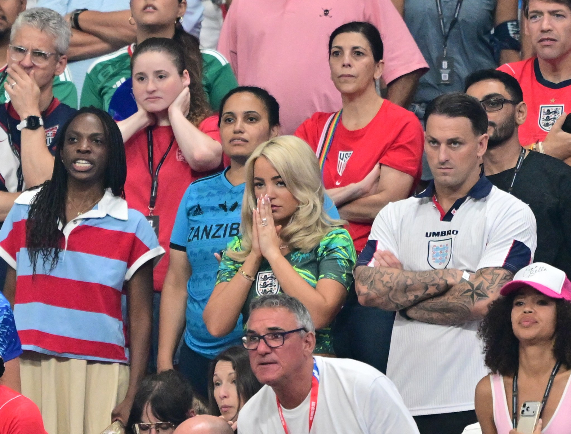 Megan chăm chú theo dõi tận đấu (Ảnh: World Cup 2026 News Pool)