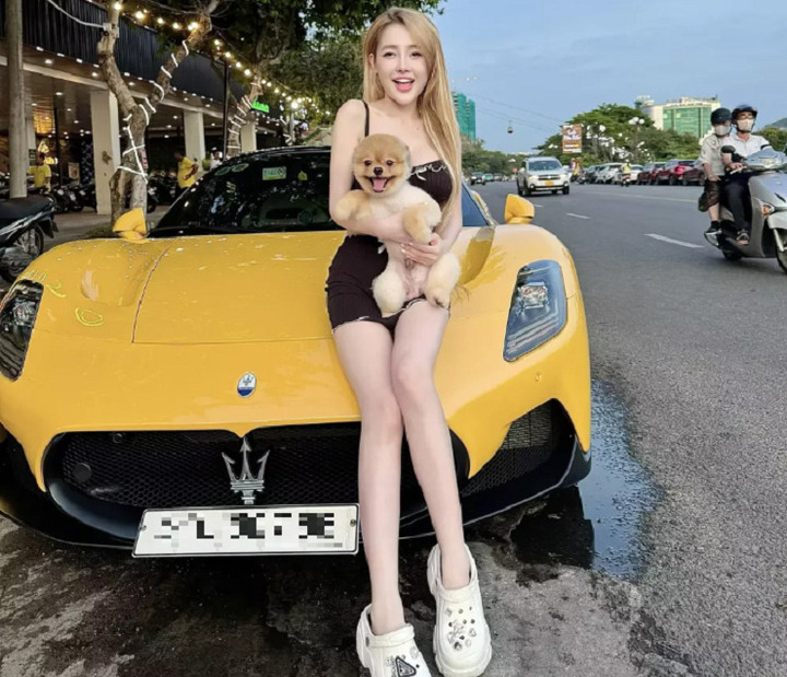 Ngân 98 từng nuôi một chú chó tên Boom, thường xuyên xuất hiện trong ảnh đời thường
