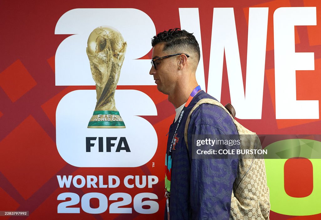 Ronaldo với tư cách cầu thủ lớn tuổi nhất ra sân ở trận đấu loại trực tiếp (Ảnh: Getty)
