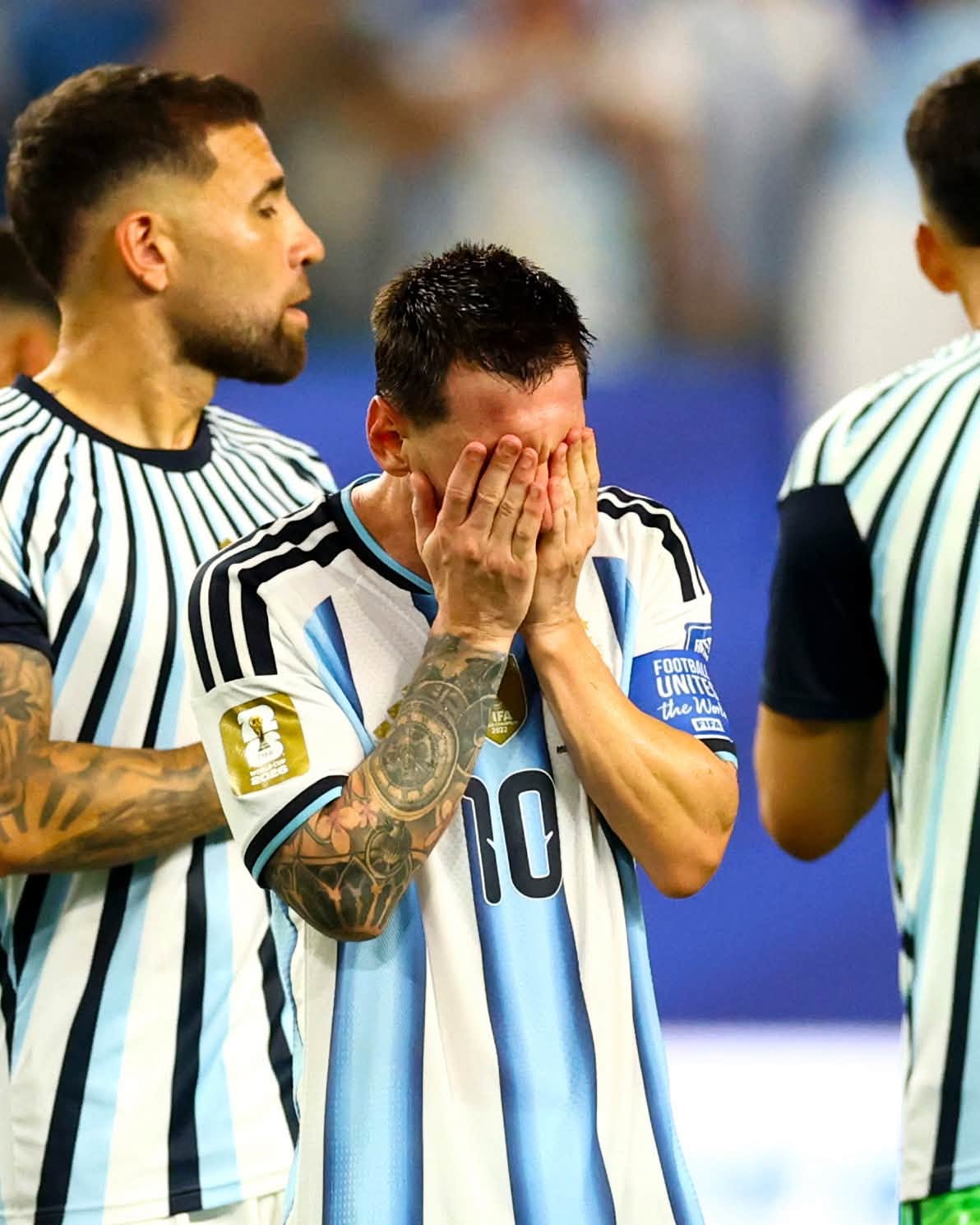 Trong trận đấu mà Messi liên tục phải ôm mặt tiếc nuối