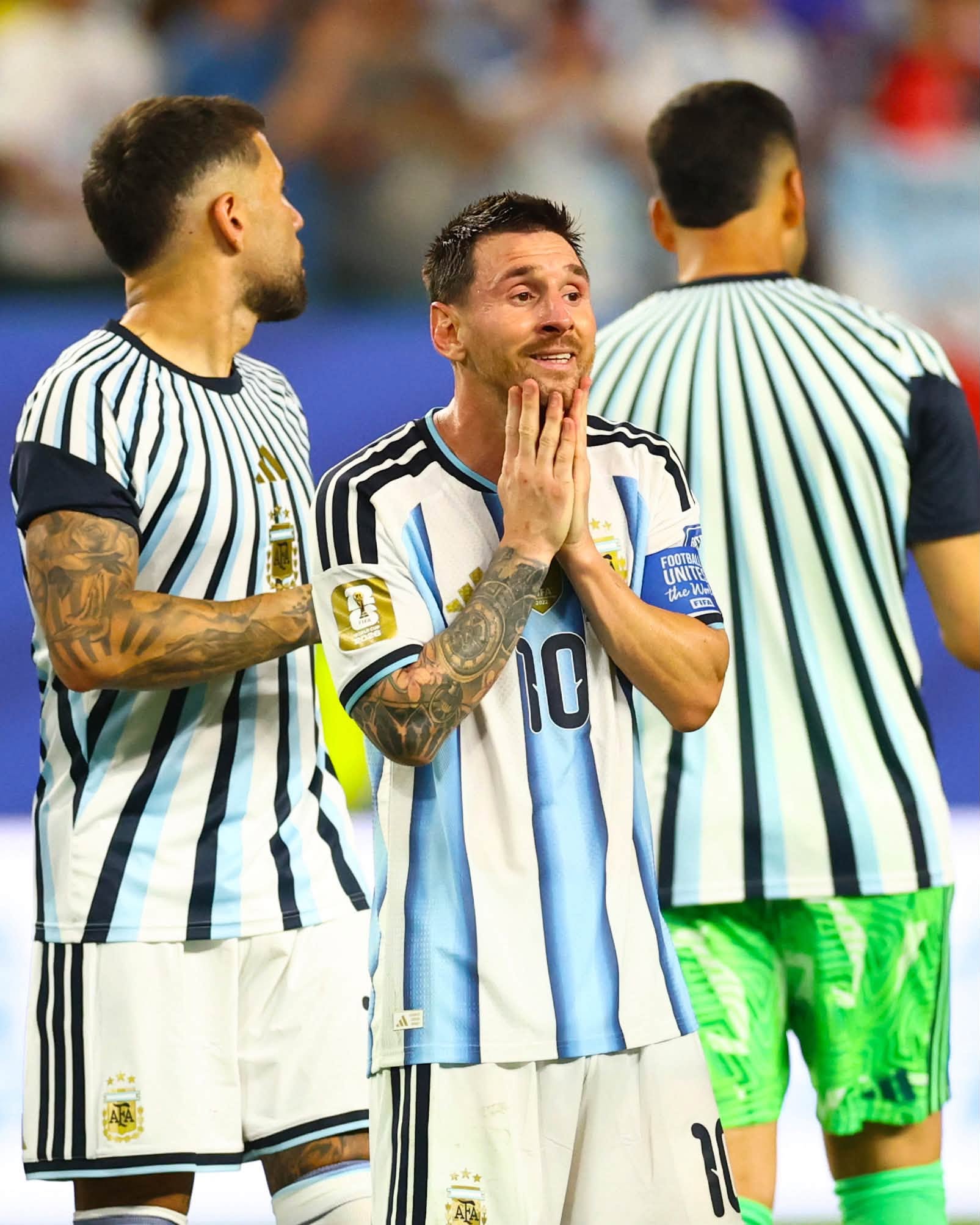 Messi với gương mặt thất thần không thể ngờ Cape Verde lại chơi một trận đấu cảm xúc, kịch tính đến vậy