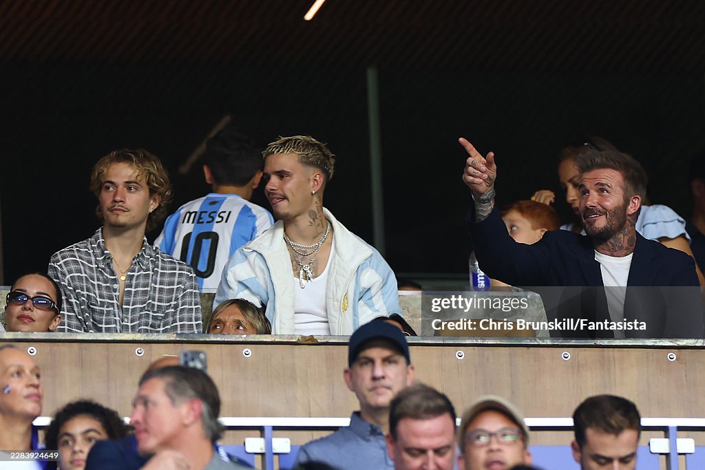 Romeo Beckham mặc áo của Argentina (Ảnh: Getty)