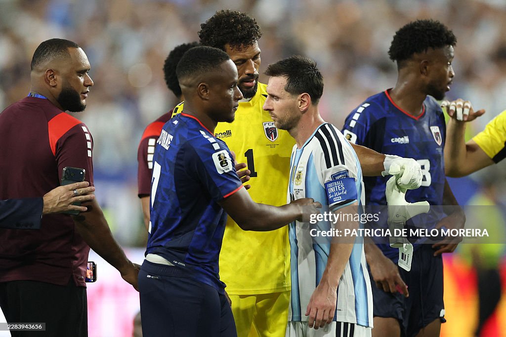 Cuộc trò chuyện hé lộ sự tôn trọng của Messi dành cho thủ môn của Cape Verde (Ảnh: Getty)