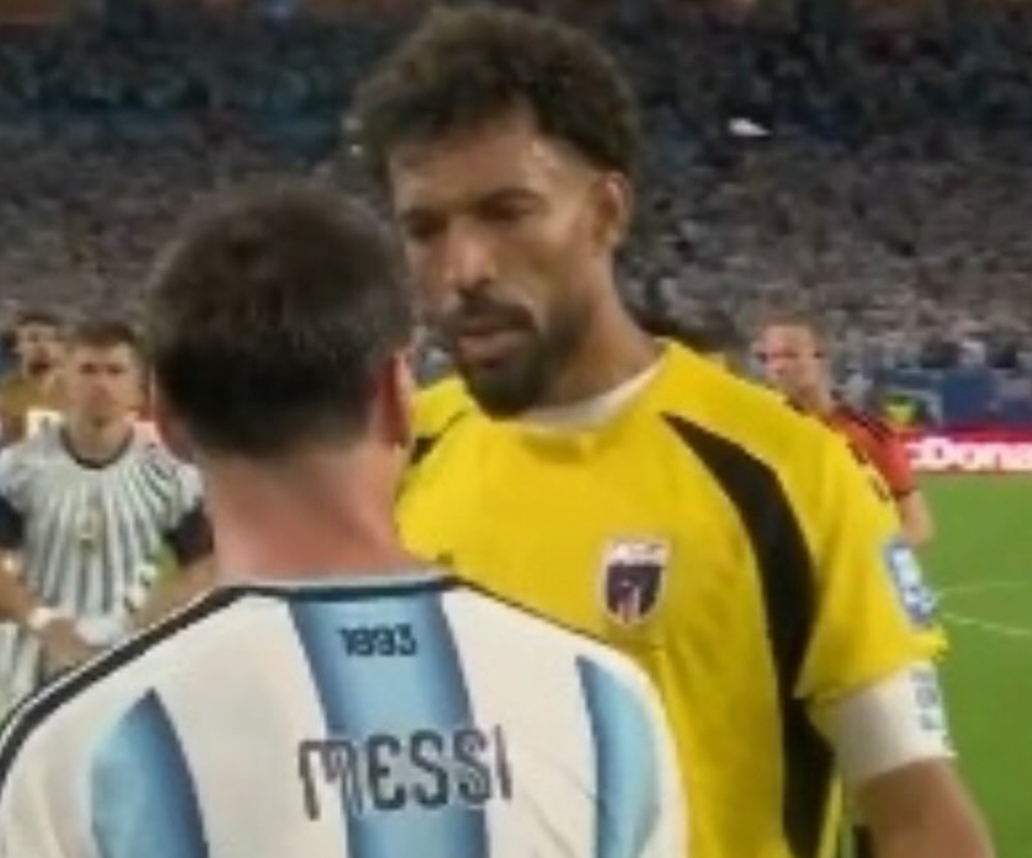Vozinha cũng không thể ngờ sẽ có một ngày gần Messi như vậy (Ảnh: CMH)