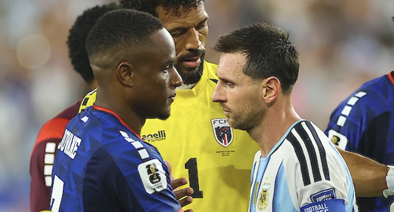 Khoảnh khắc Messi và Vozinha gặp gỡ sau trận đấu gây sốt (Ảnh: CMH)