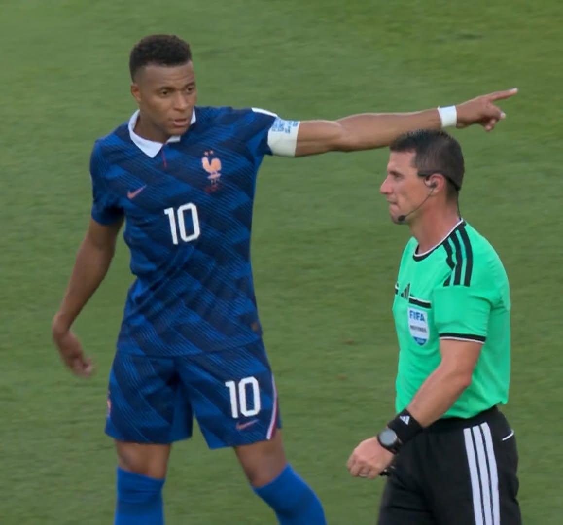 Mbappe lại gây sốt vì nhắc nhở trọng tài làm việc (Ảnh CMH)