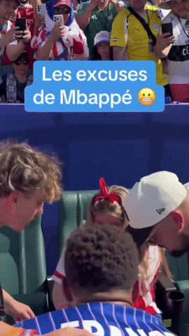 Mbappe tiến về khán đài hỏi thăm nữ CĐV