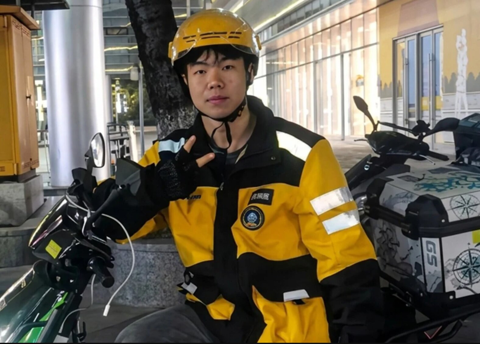 Nam shipper Jin Xiaowu đã thiệt mạng khi cứu sống 2 người (Ảnh: Sina)