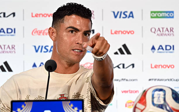 Ronaldo chỉ thẳng mặt phóng viên ở họp báo trước trận Bồ Đào Nha và Tây Ban Nha diễn ra lúc 2h00 ngày 7/7 (Ảnh: Getty)