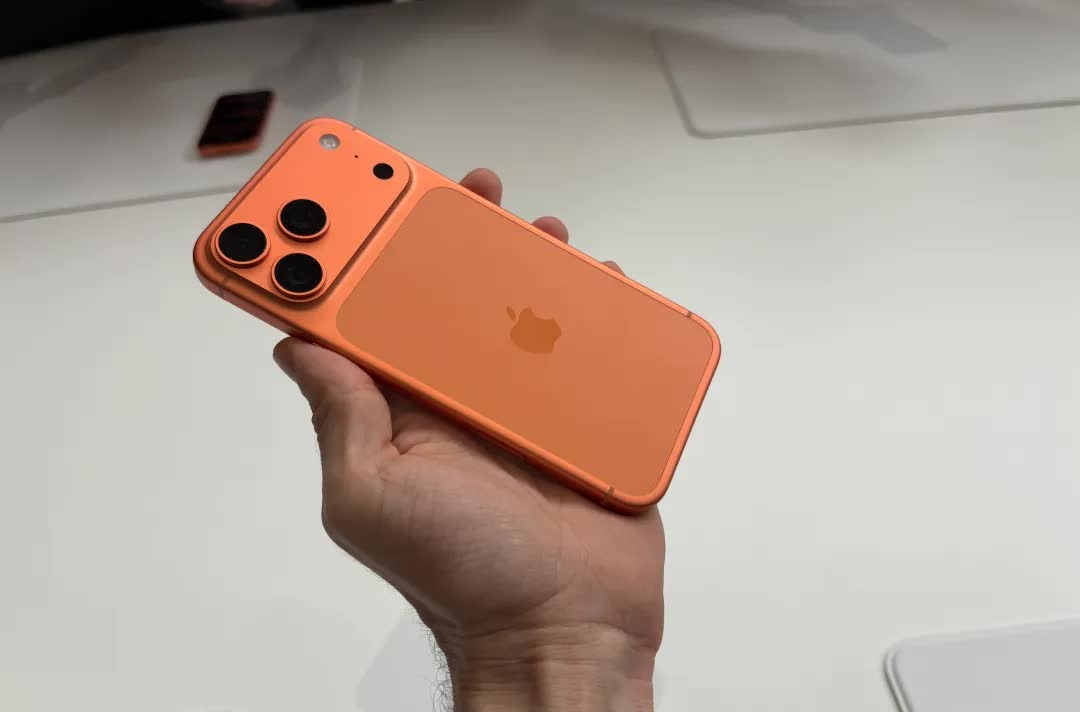 Một chiếc iPhone 17 Pro Max màu Cam Vũ Trụ bị