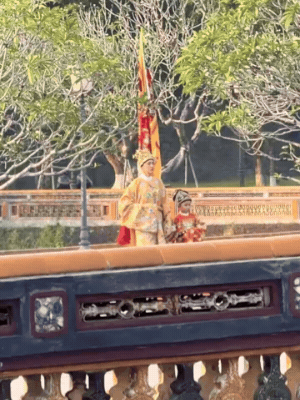 Tăng Thanh Hà xuất hiện thần thái trong một cảnh quay của phim Hoàng Hậu Cuối Cùng